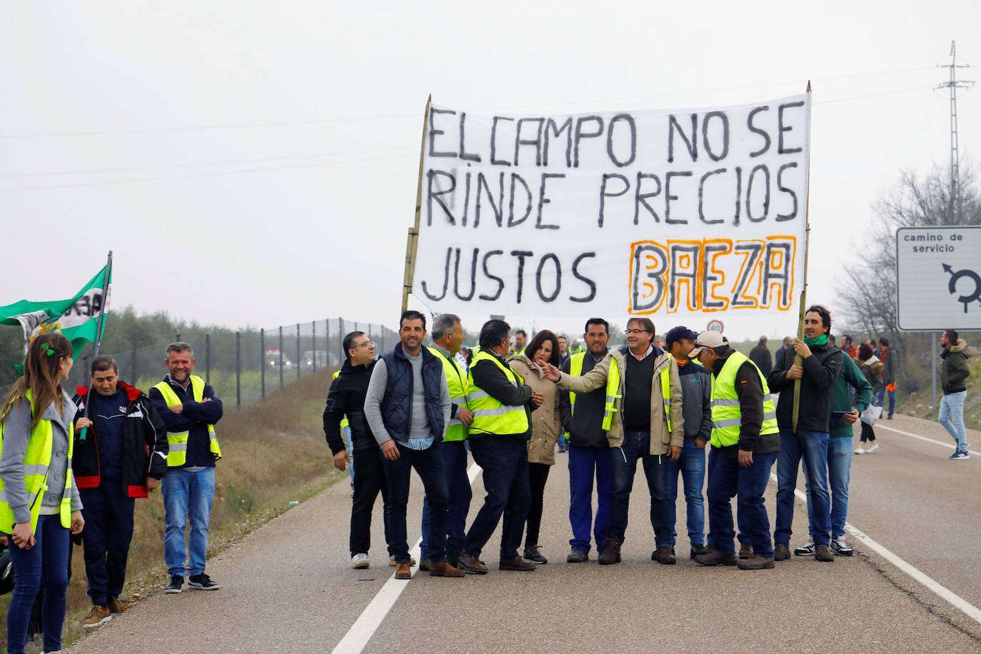 Fotos: Agricultores de Córdoba y Jaén cortan la A-4
