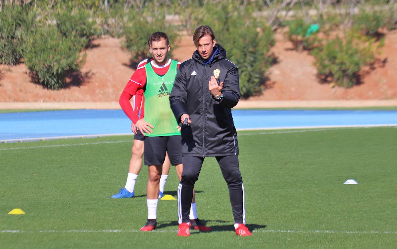 José María Gutiérrez dirige el entrenamiento con Valentín Vada atento a las explicaciones. 