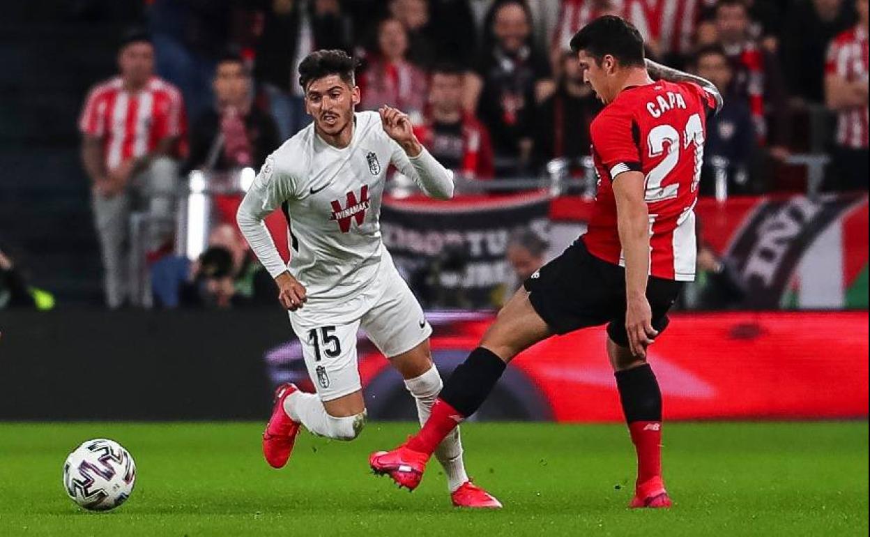 Carlos Neva pugna por un balón con Capa. 