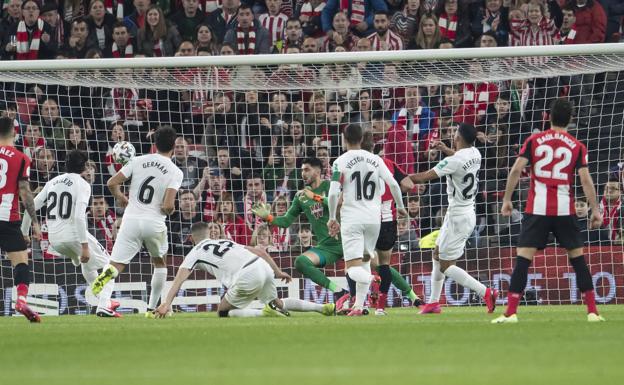 Mucho trabajo. Rui Silva se empleó a fondo para evitar una goleada que hubiera puesto la eliminatoria casi imposible.