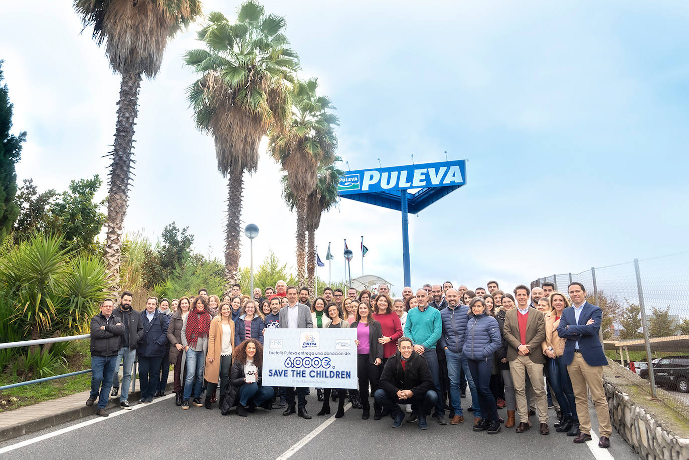 Imagen principal - Trabajadores de Lactalis Puleva en actividades solidarias, deportivas, haciendo una paella y fruta que se reparte en la empresa. 