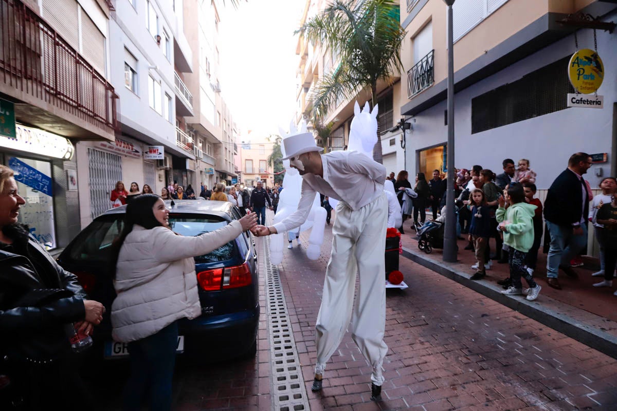 La Plaza de España acoge un mercadillo por el día de los enamorados durante todo el fin de semana y esta tarde un pasacalles ha recorrido la ciudad