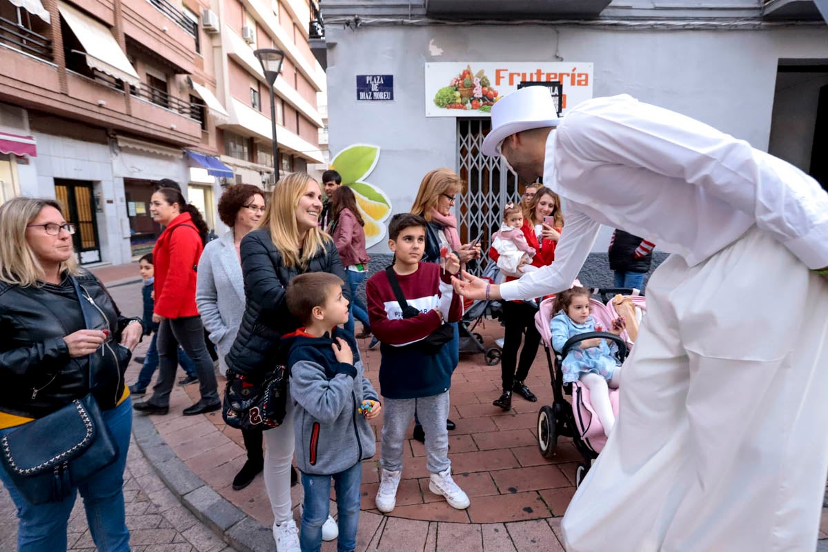 La Plaza de España acoge un mercadillo por el día de los enamorados durante todo el fin de semana y esta tarde un pasacalles ha recorrido la ciudad