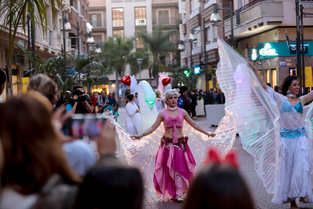 La Plaza de España acoge un mercadillo por el día de los enamorados durante todo el fin de semana y esta tarde un pasacalles ha recorrido la ciudad