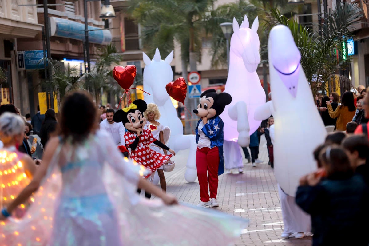 La Plaza de España acoge un mercadillo por el día de los enamorados durante todo el fin de semana y esta tarde un pasacalles ha recorrido la ciudad