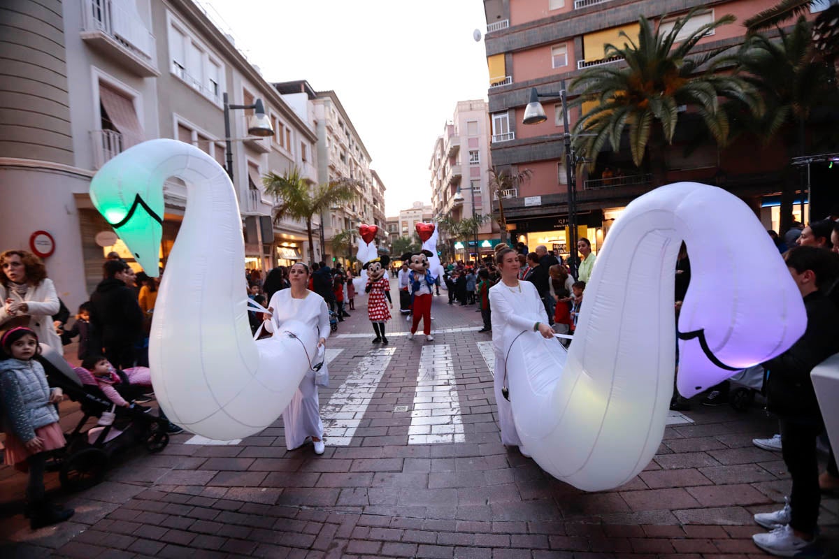 La Plaza de España acoge un mercadillo por el día de los enamorados durante todo el fin de semana y esta tarde un pasacalles ha recorrido la ciudad