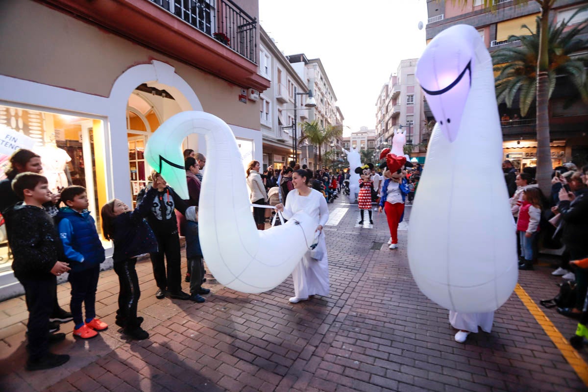La Plaza de España acoge un mercadillo por el día de los enamorados durante todo el fin de semana y esta tarde un pasacalles ha recorrido la ciudad