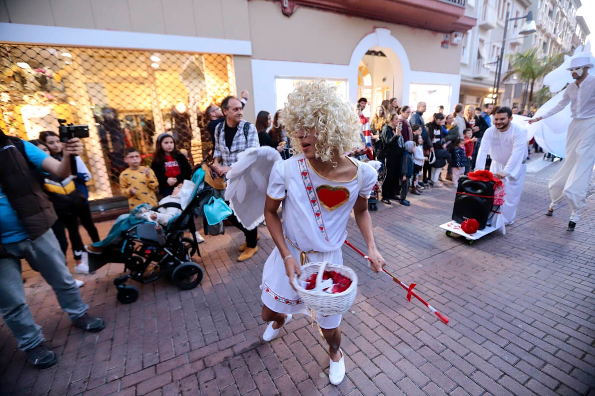 La Plaza de España acoge un mercadillo por el día de los enamorados durante todo el fin de semana y esta tarde un pasacalles ha recorrido la ciudad
