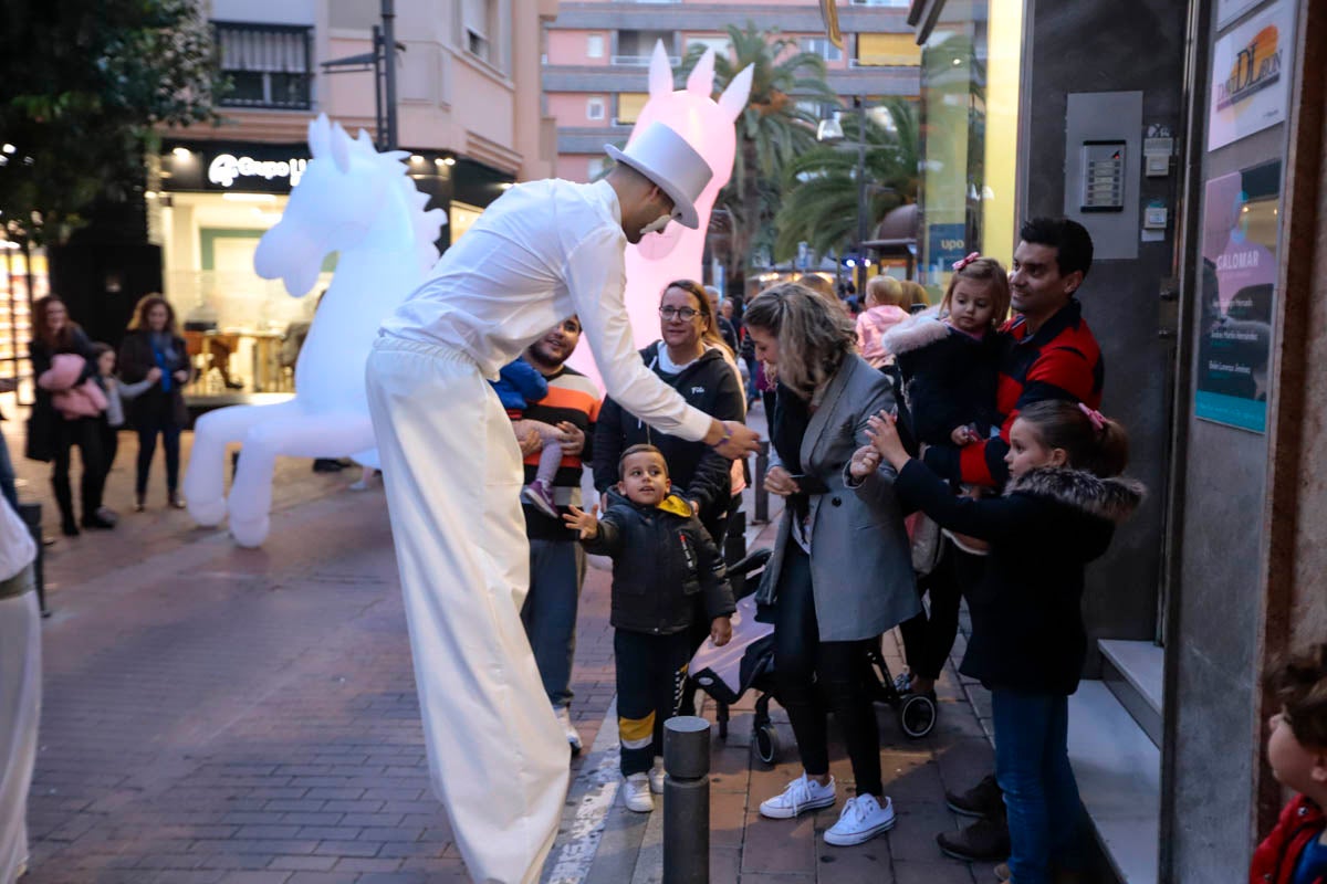 La Plaza de España acoge un mercadillo por el día de los enamorados durante todo el fin de semana y esta tarde un pasacalles ha recorrido la ciudad