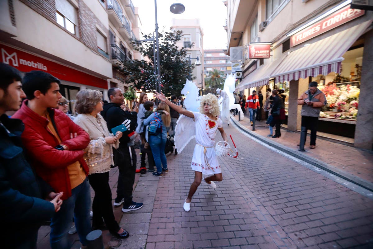 La Plaza de España acoge un mercadillo por el día de los enamorados durante todo el fin de semana y esta tarde un pasacalles ha recorrido la ciudad