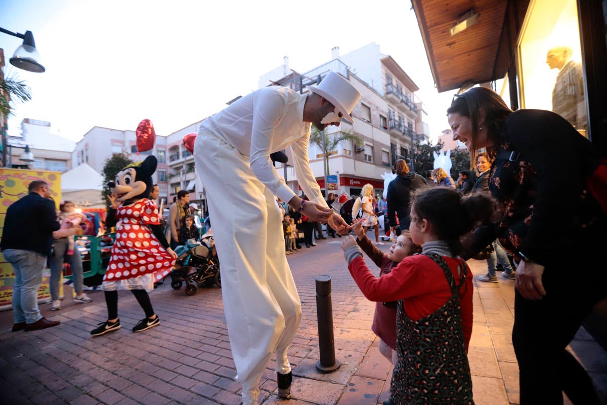 La Plaza de España acoge un mercadillo por el día de los enamorados durante todo el fin de semana y esta tarde un pasacalles ha recorrido la ciudad