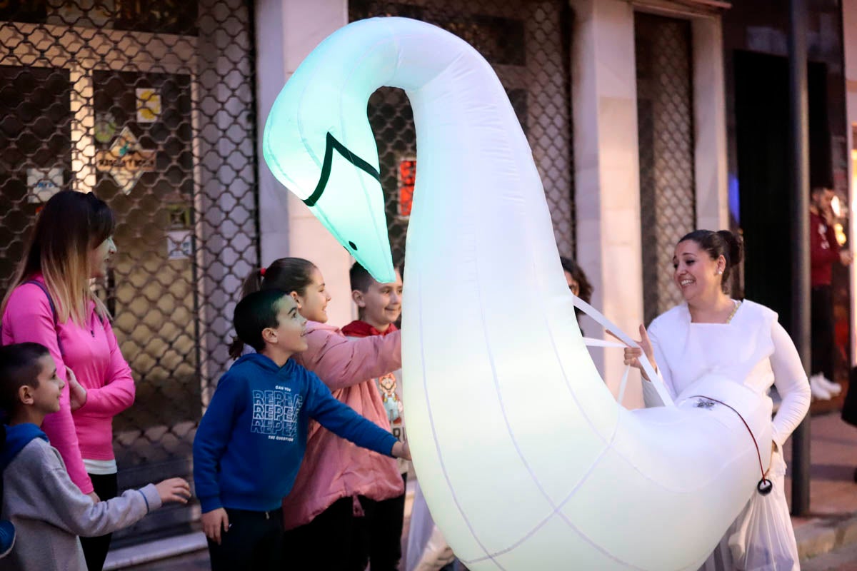 La Plaza de España acoge un mercadillo por el día de los enamorados durante todo el fin de semana y esta tarde un pasacalles ha recorrido la ciudad