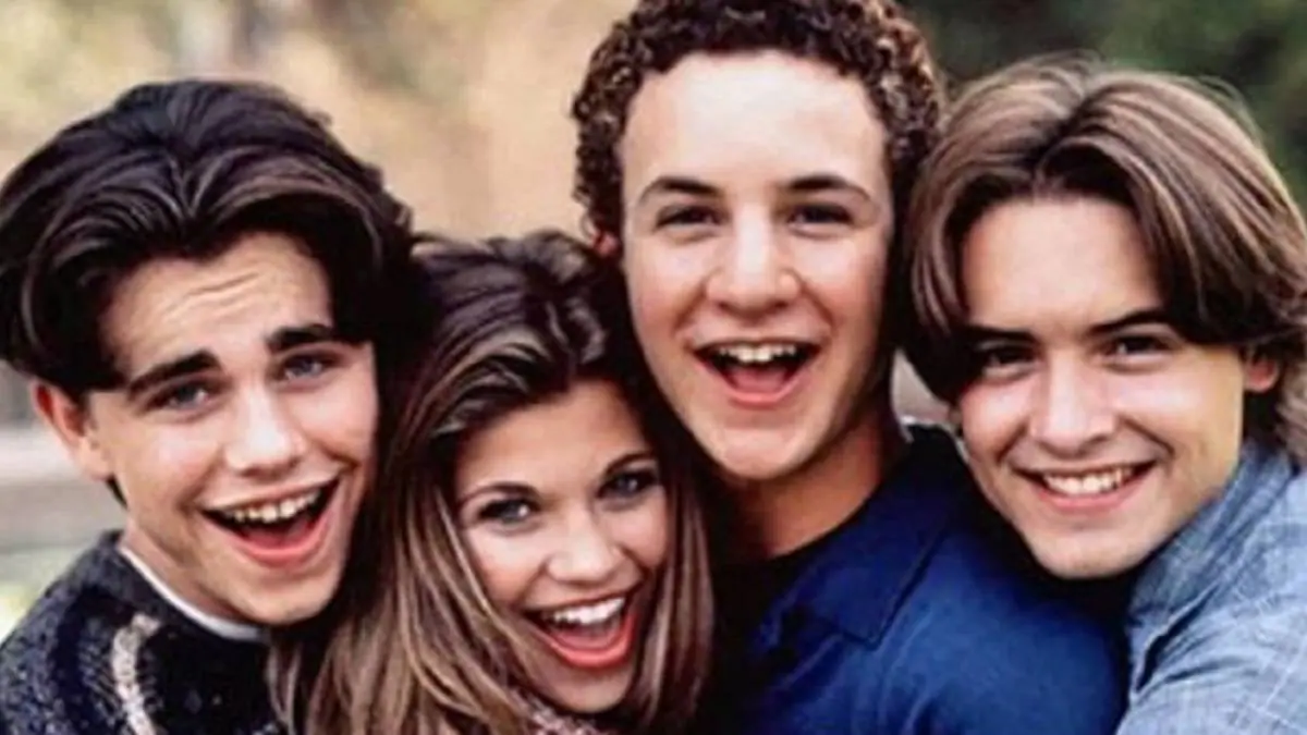 'YO Y EL MUNDO' | 'Boy meets world', una serie de ABC que en España se emitió con el nombre de 'Yo y el mundo', estuvo en antena entre 1993 y 2000. La serie, protagonizada por Ben Savage, Will Friedle, Rider Strong y Danielle Fishel, se centra en la figura de Cory Matthews, un chaval de 11 años con los problemas típicos de su edad, y en su mejor amigo, Shawn. Ambos deciden explorar los misterios de la vida por su cuenta.