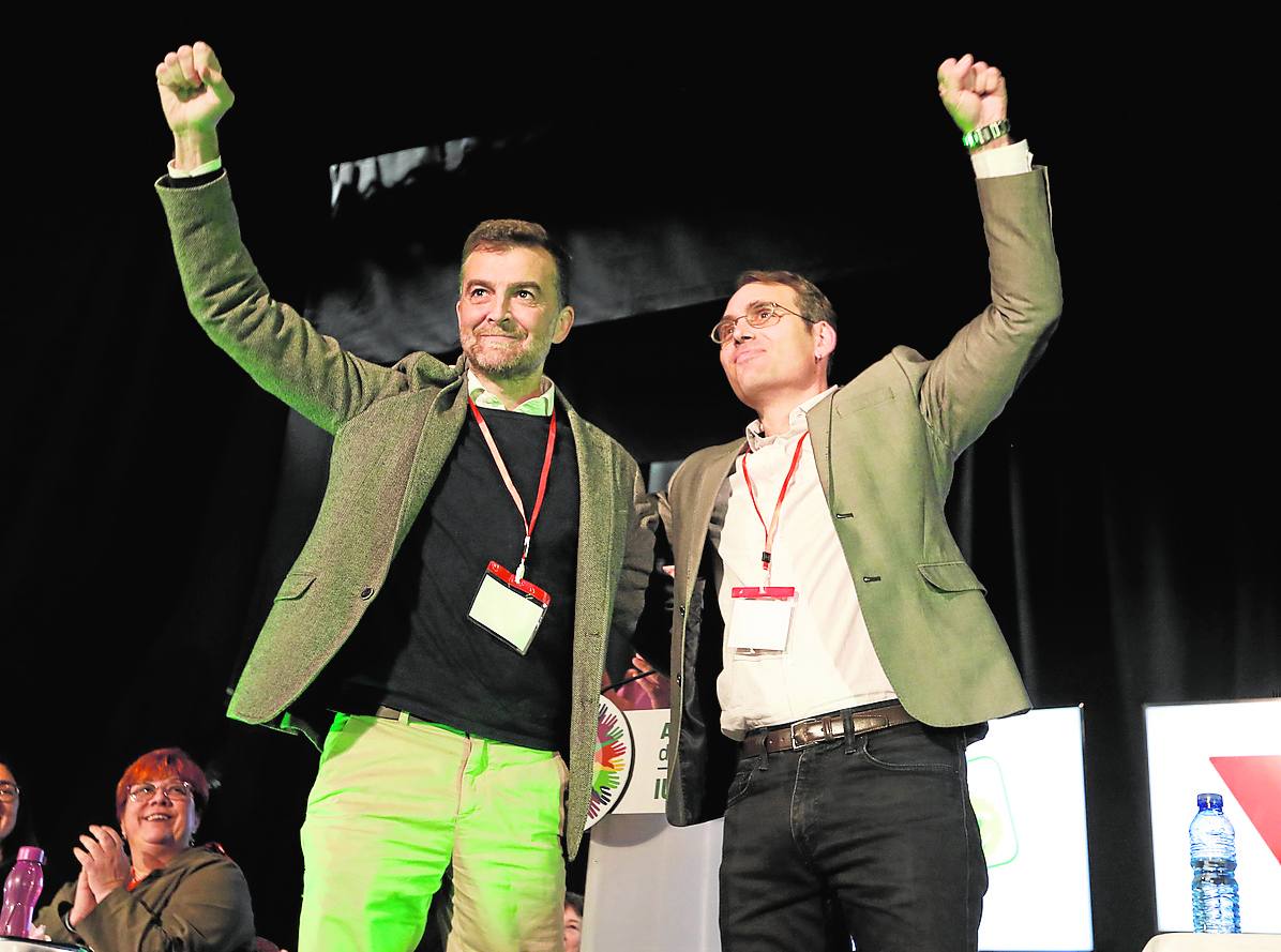 Toni Valero y Antonio Maíllo, en la asamblea de IU ayer en Antequera.