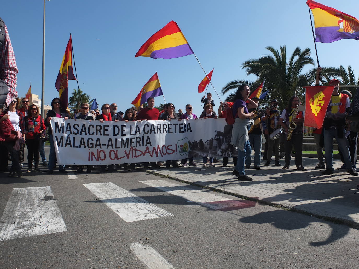 Medio millar de personas participa en la jornada final de la marcha que en los últimos diez días ha recorrido 'la carretera de la muerte' 