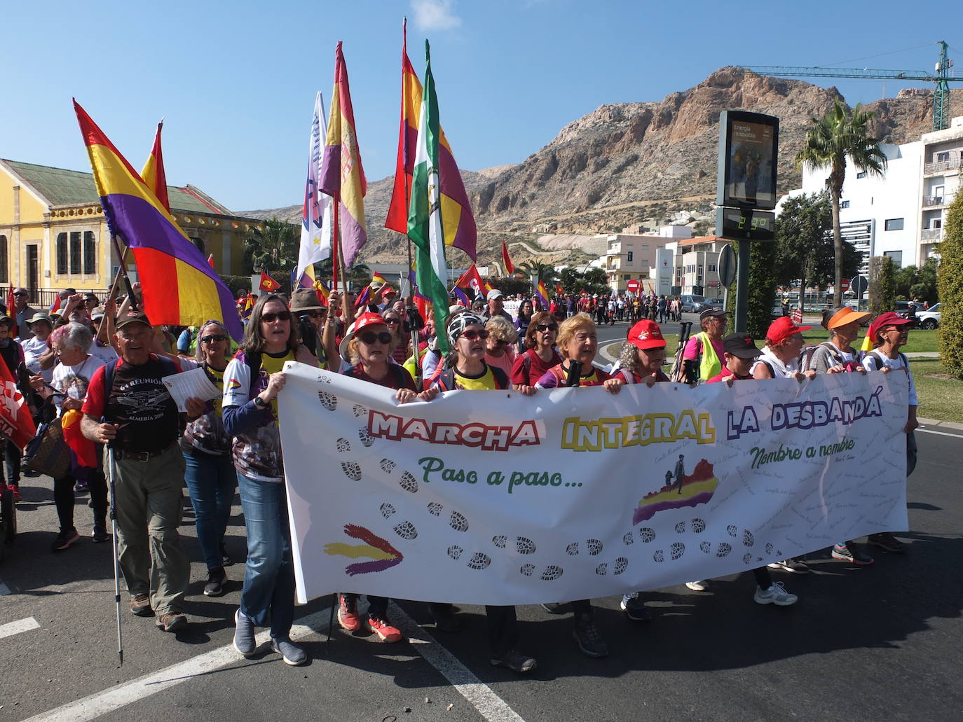 Medio millar de personas participa en la jornada final de la marcha que en los últimos diez días ha recorrido 'la carretera de la muerte' 
