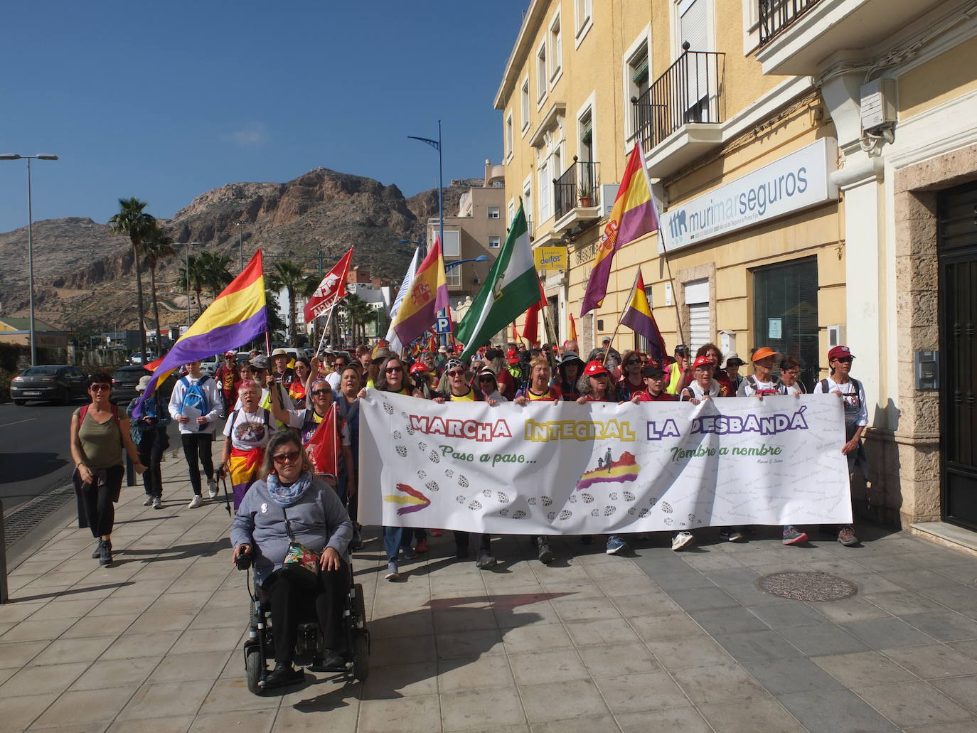 Medio millar de personas participa en la jornada final de la marcha que en los últimos diez días ha recorrido 'la carretera de la muerte' 
