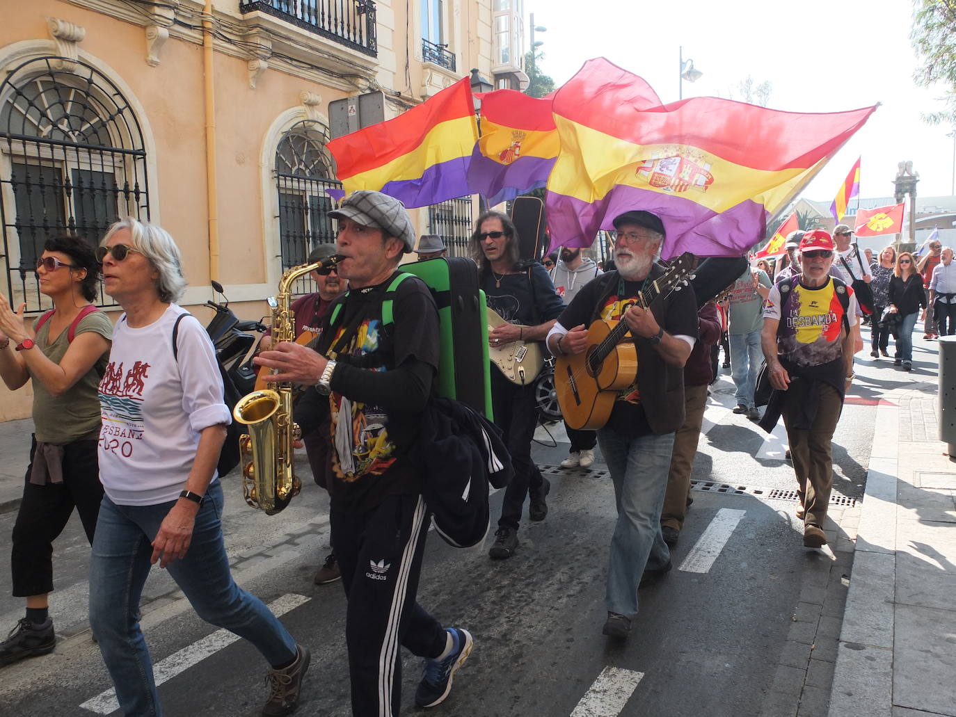 Medio millar de personas participa en la jornada final de la marcha que en los últimos diez días ha recorrido 'la carretera de la muerte' 