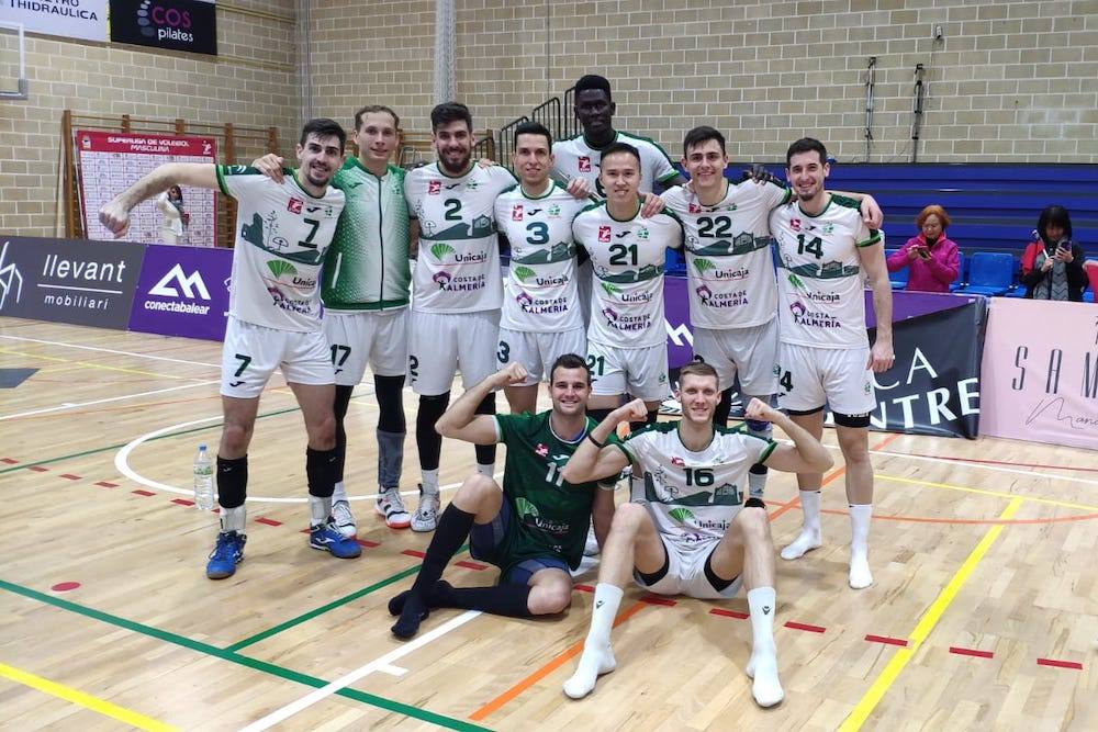 Los blanquiverdes celebran la victoria en Manacor. 