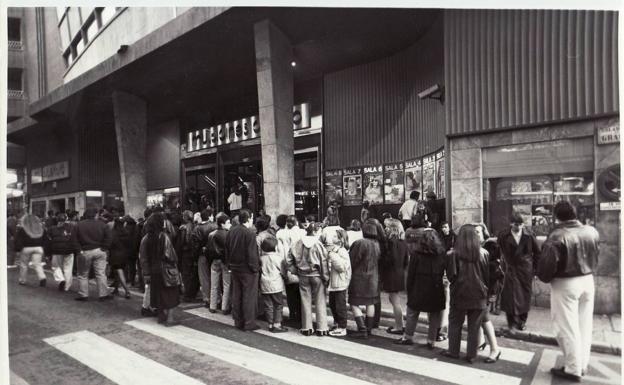 Imagen principal - Colas frente a los Multicines en los años 91 y 98. En la última imagen, los trabajadores cierran la verja antes del encierro en protesta por la clausura. 