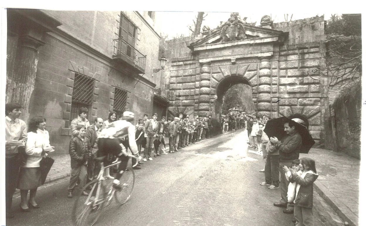 Un ciclista se aproxima a la Puerta de las Granadas en la Vuelta a Andalucía de 1985.