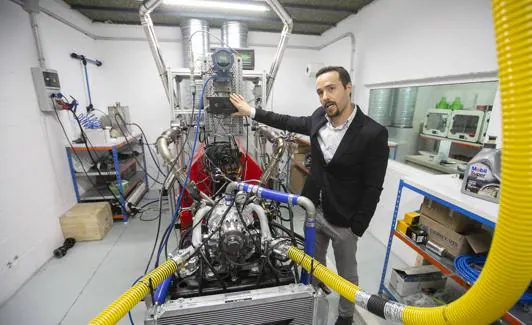 Juan Garrido, en la sala de pruebas del motor.