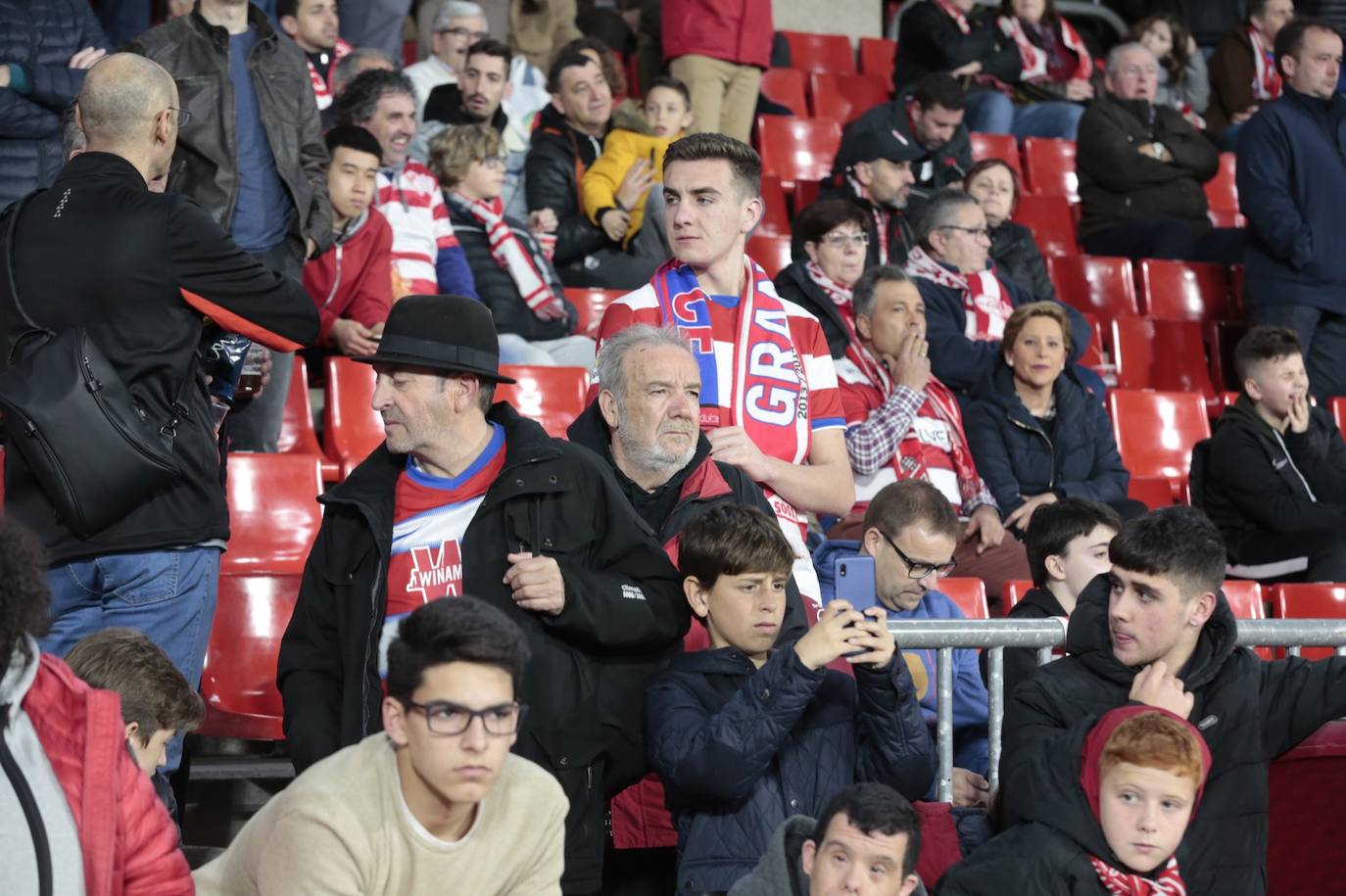 La victoria de los rojiblancos en el descuento desató la alegría en la grada del estadio 