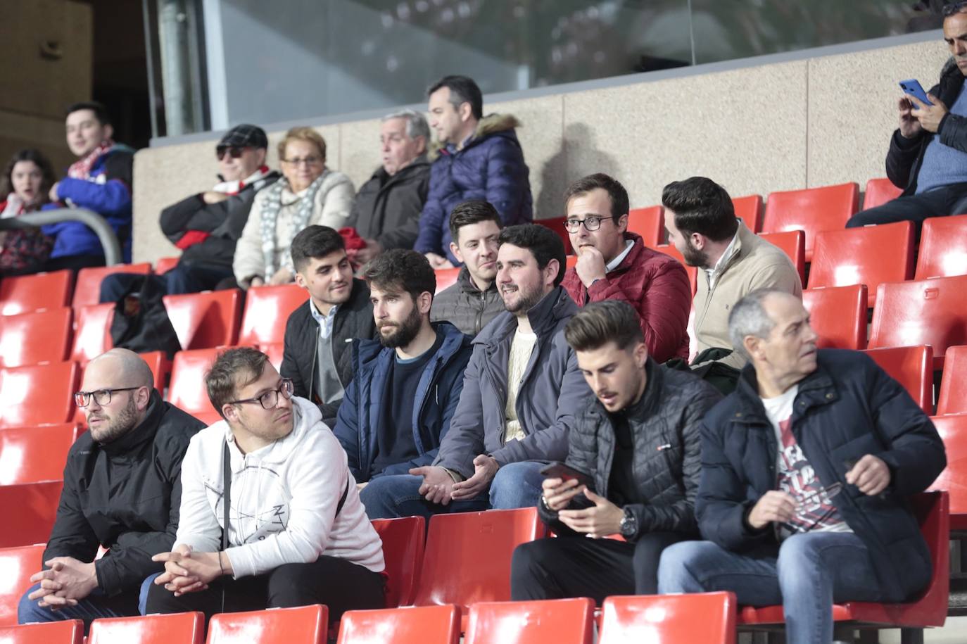 La victoria de los rojiblancos en el descuento desató la alegría en la grada del estadio 