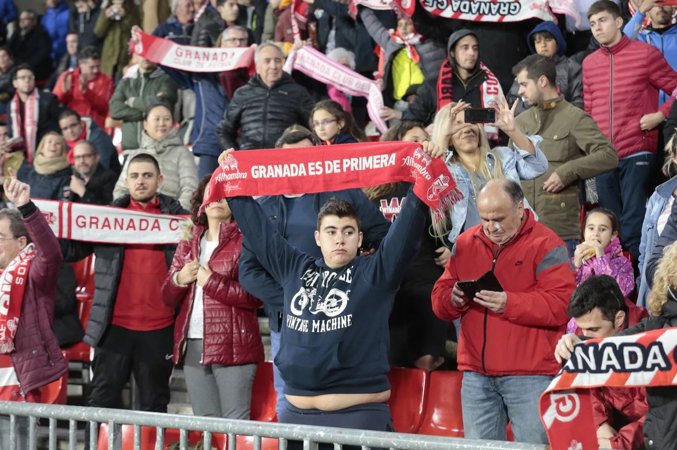 La victoria de los rojiblancos en el descuento desató la alegría en la grada del estadio 