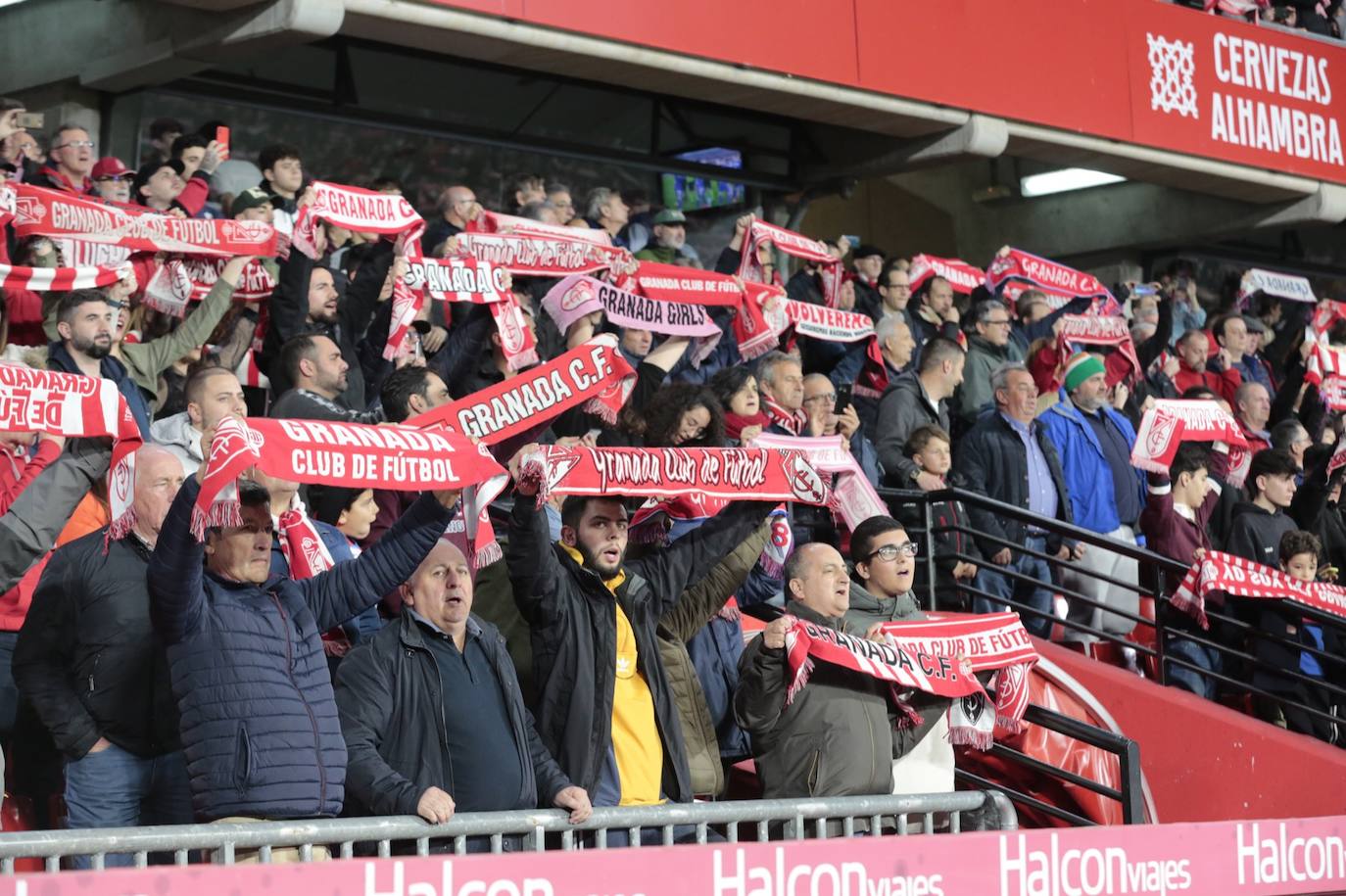 La victoria de los rojiblancos en el descuento desató la alegría en la grada del estadio 