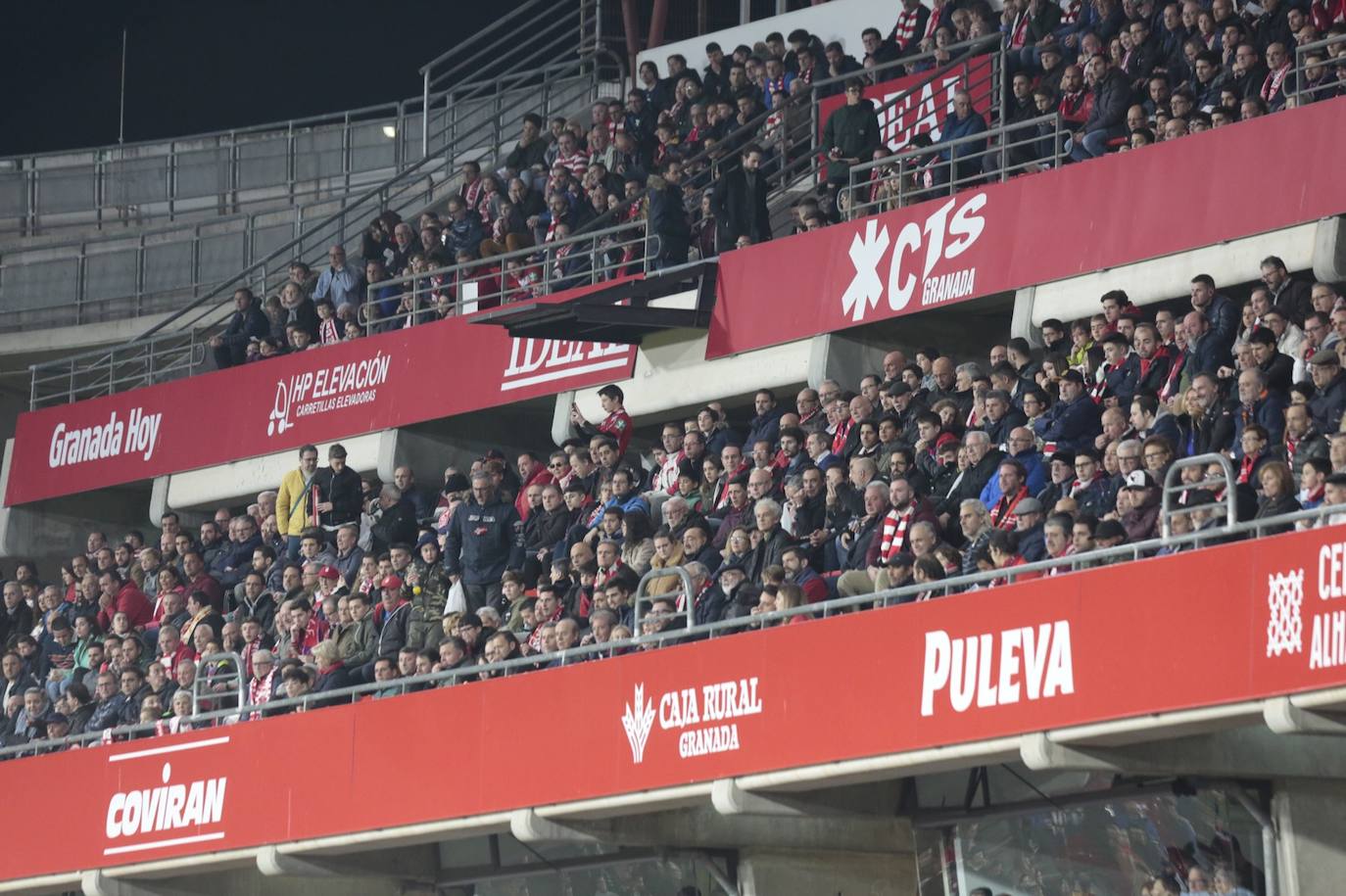 La victoria de los rojiblancos en el descuento desató la alegría en la grada del estadio 