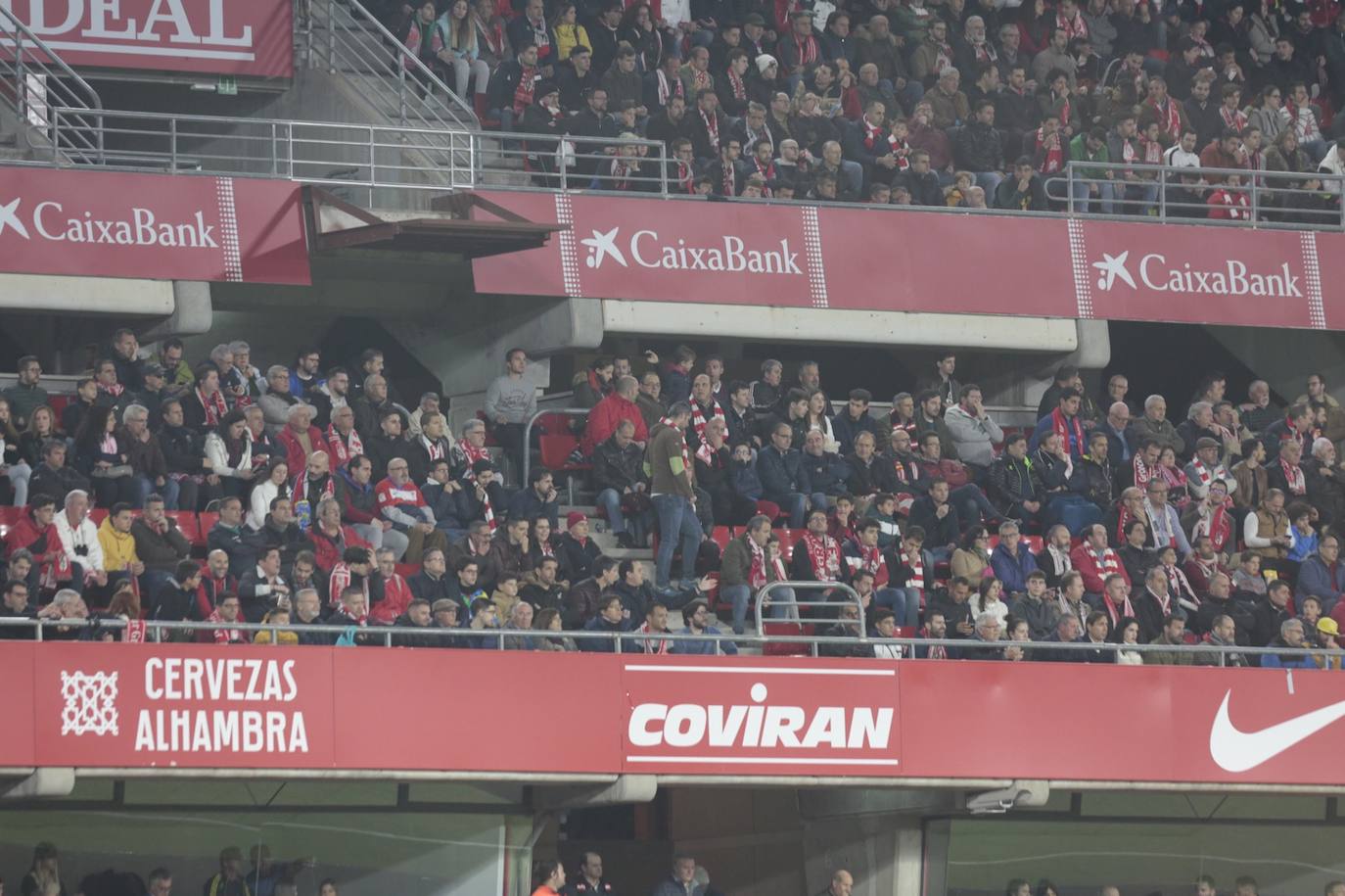 La victoria de los rojiblancos en el descuento desató la alegría en la grada del estadio 