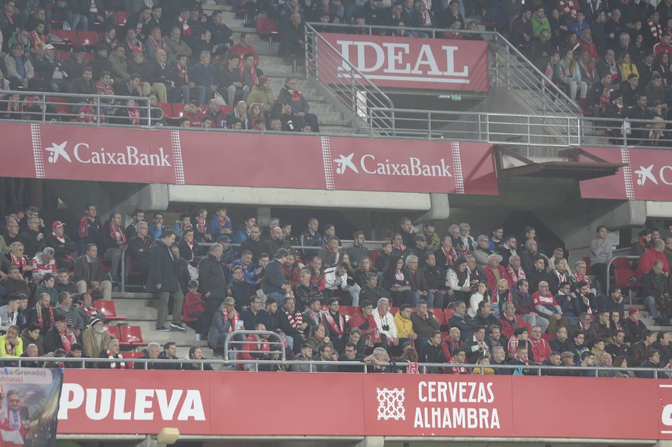 La victoria de los rojiblancos en el descuento desató la alegría en la grada del estadio 