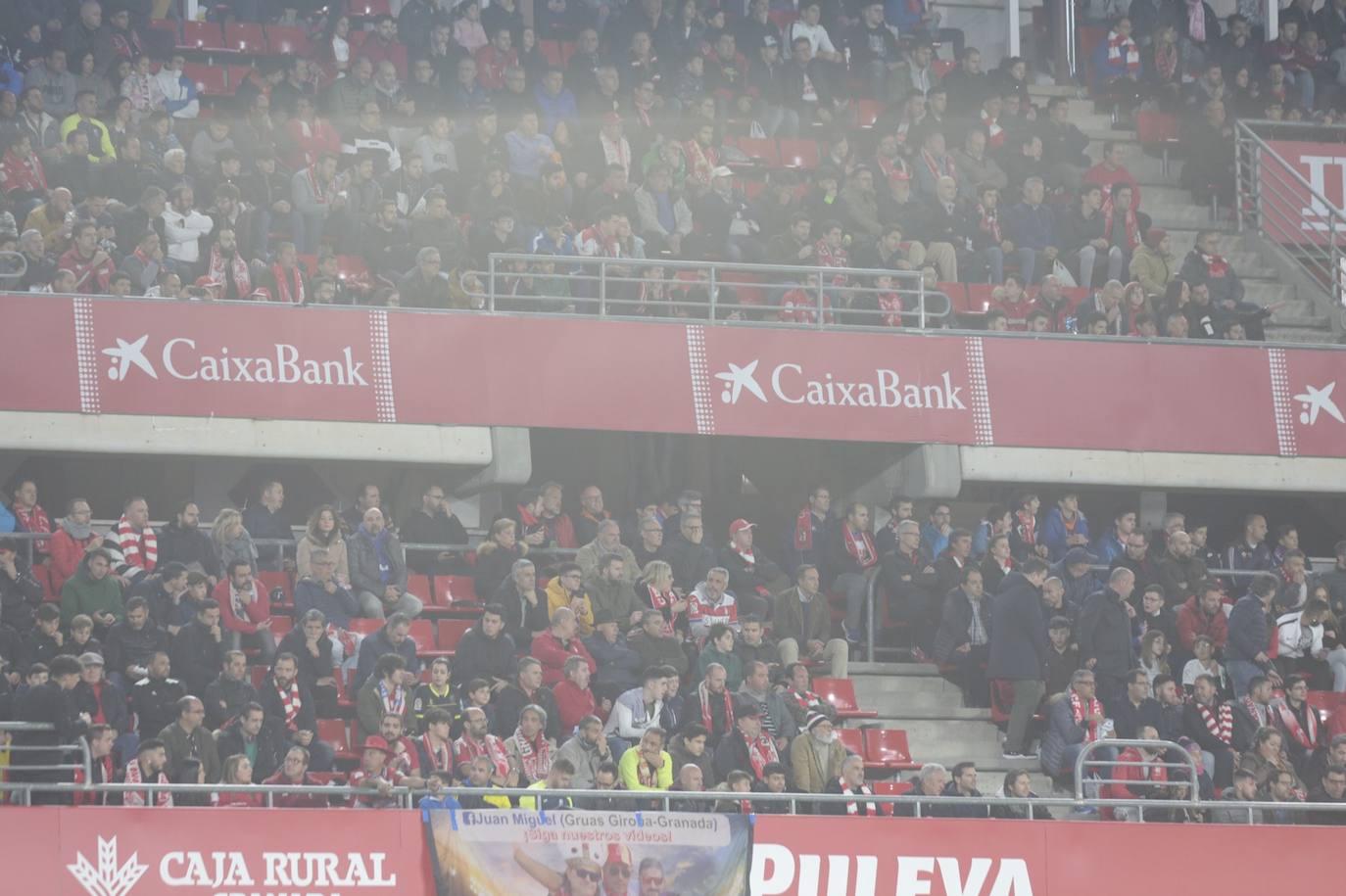 La victoria de los rojiblancos en el descuento desató la alegría en la grada del estadio 