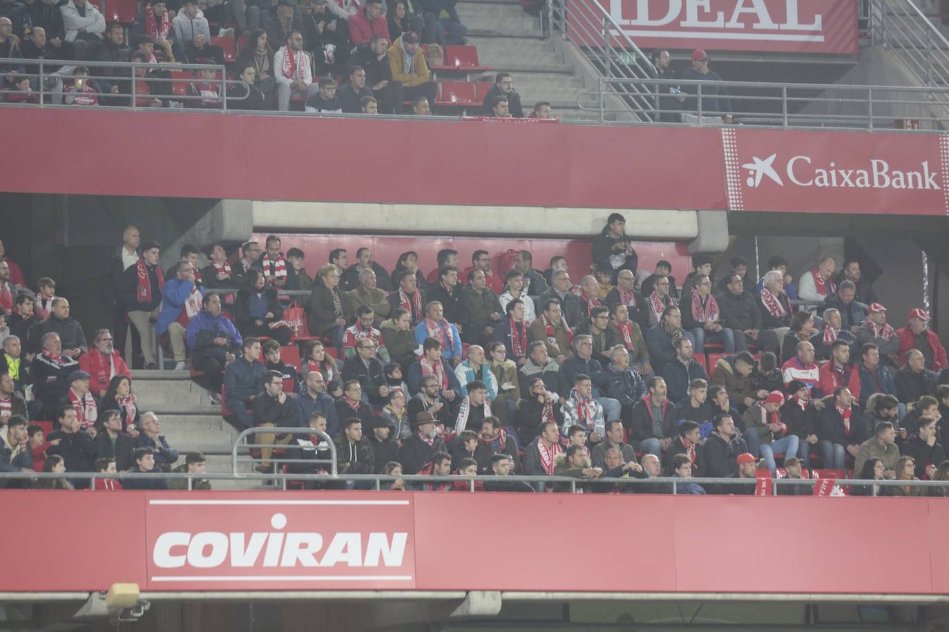 La victoria de los rojiblancos en el descuento desató la alegría en la grada del estadio 