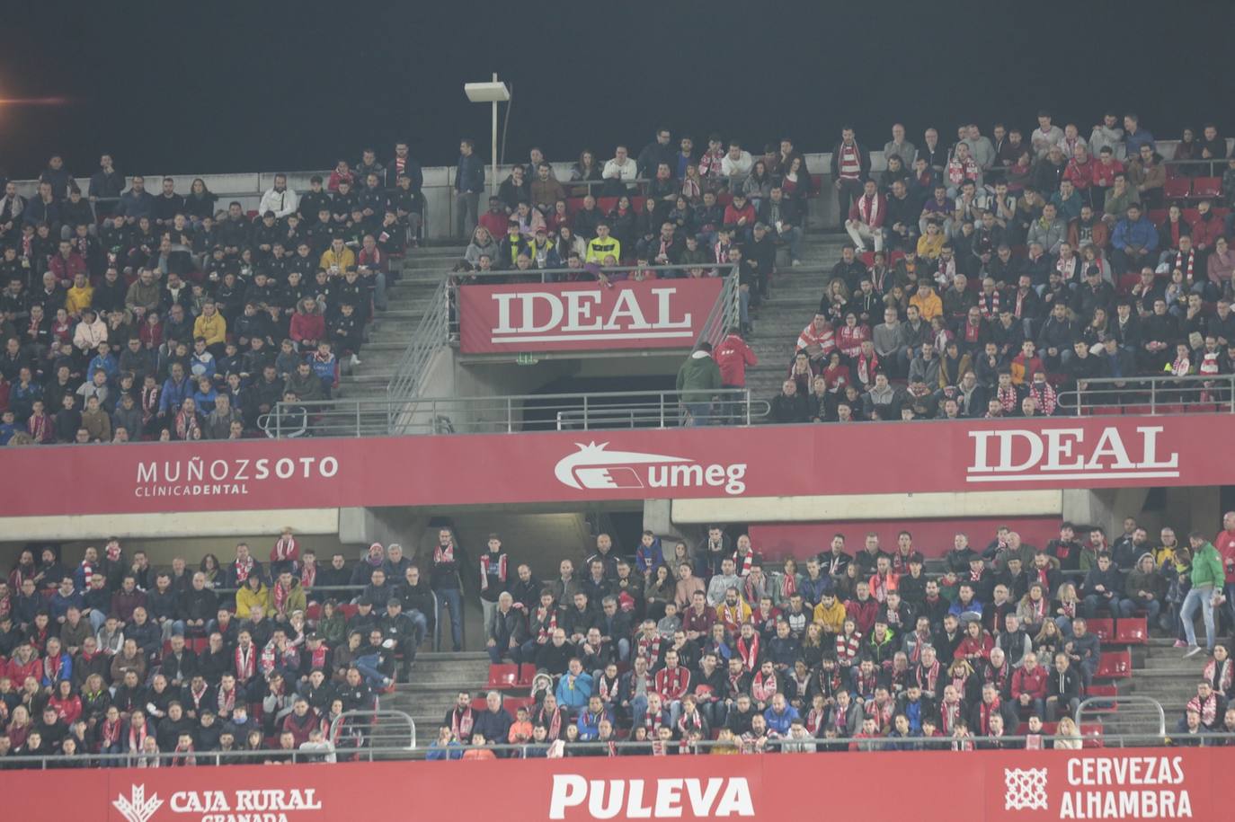 La victoria de los rojiblancos en el descuento desató la alegría en la grada del estadio 