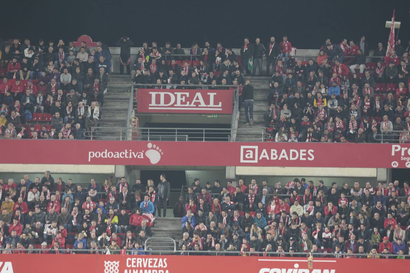 La victoria de los rojiblancos en el descuento desató la alegría en la grada del estadio 