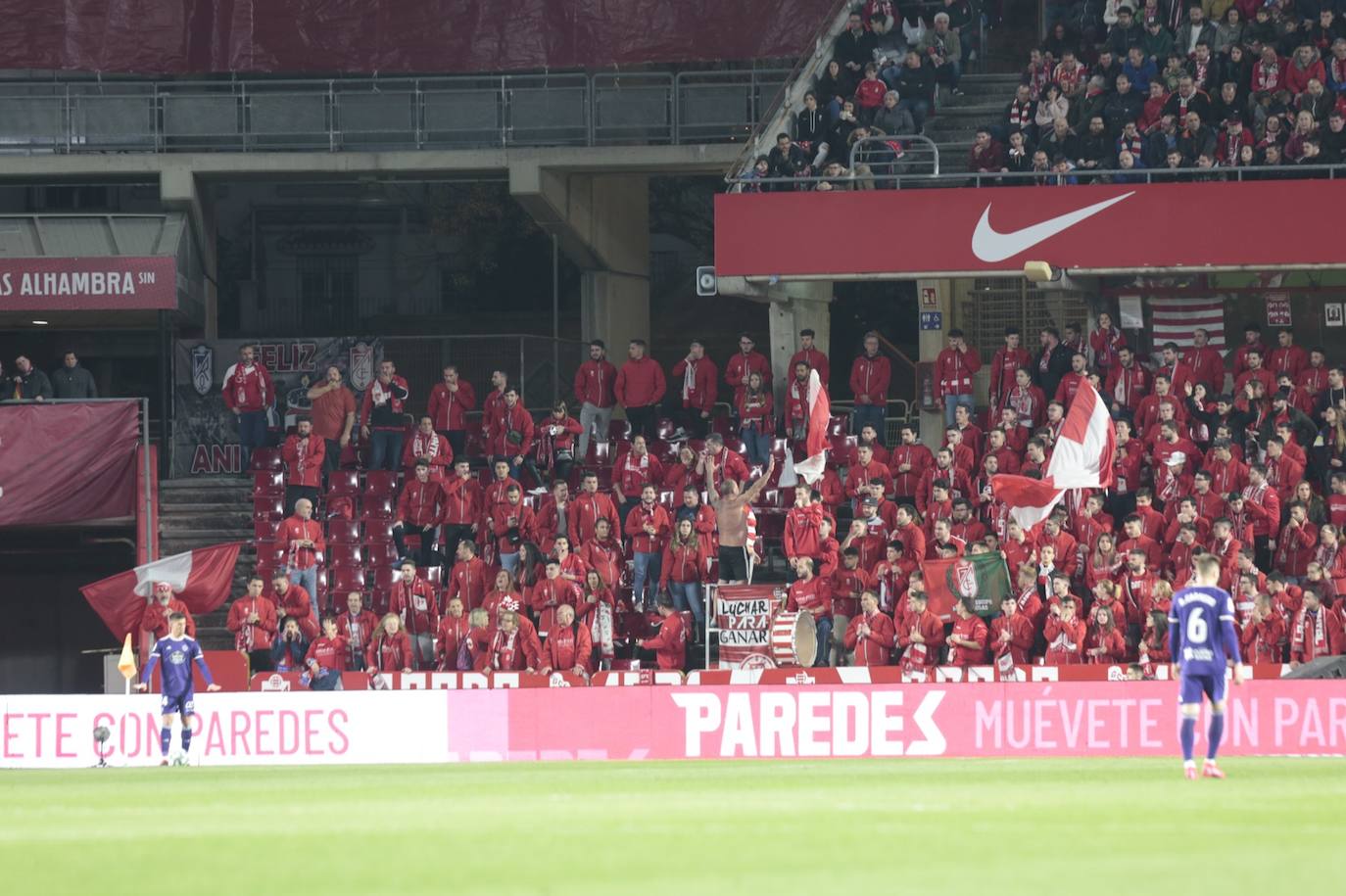 La victoria de los rojiblancos en el descuento desató la alegría en la grada del estadio 