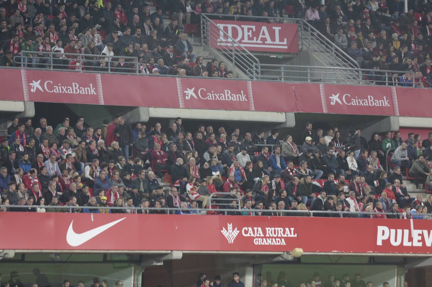 La victoria de los rojiblancos en el descuento desató la alegría en la grada del estadio 