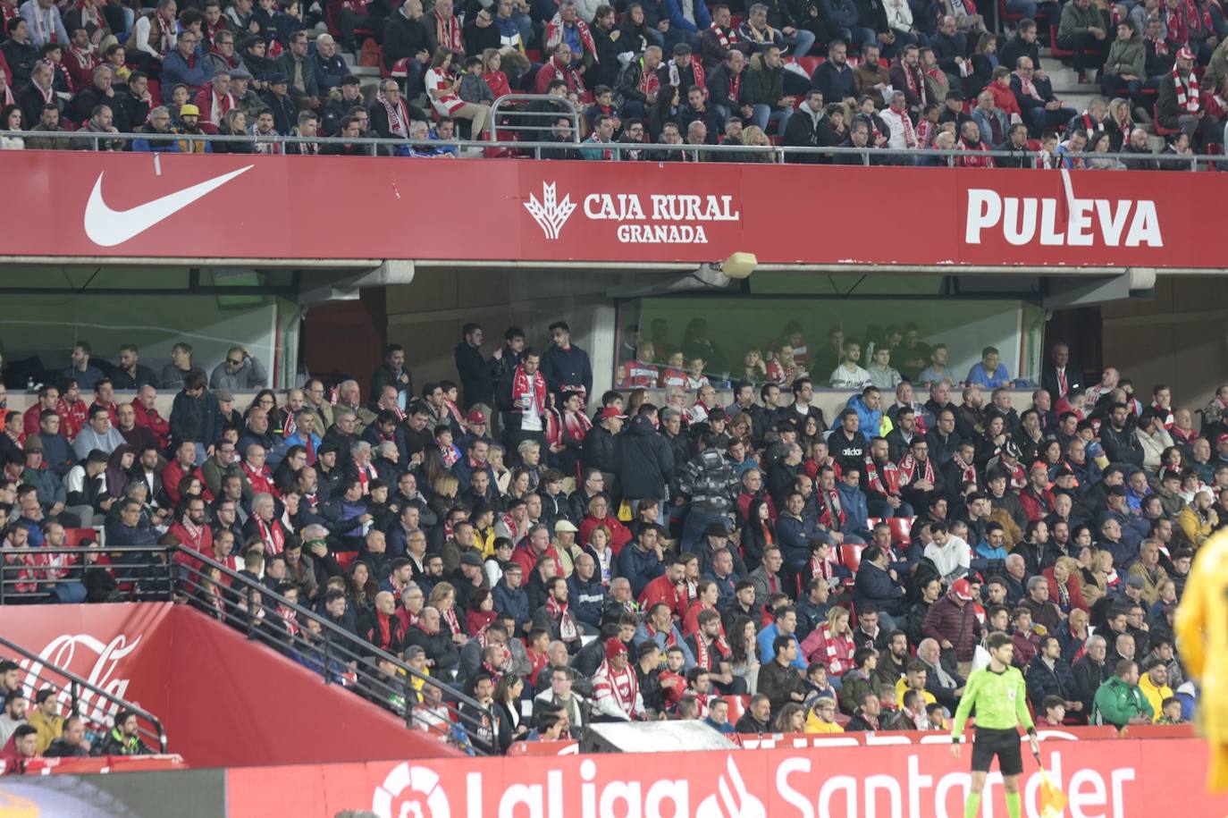 La victoria de los rojiblancos en el descuento desató la alegría en la grada del estadio 