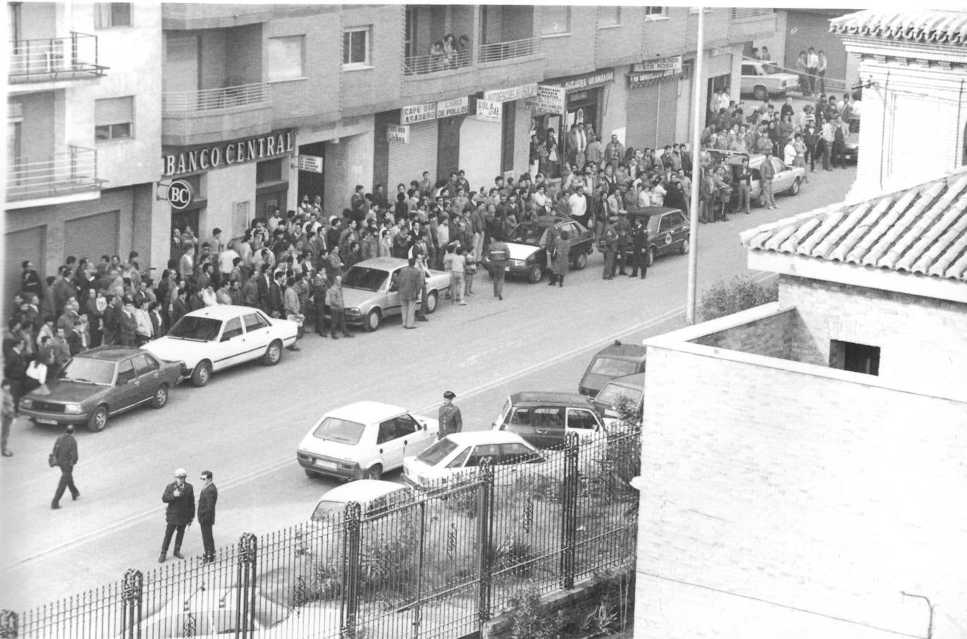 Agentes rodean la prisión provincial el 30 de noviembre de 1985, día en el que se fuga Maya Martos.