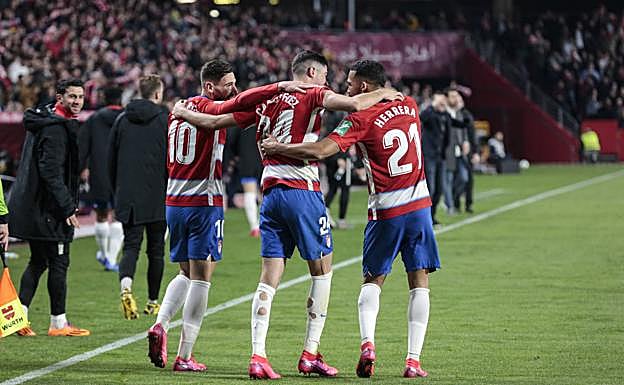 Puertas, Carlos Fernández y Yangel Herrera se abrazan tras consumar la remontada.