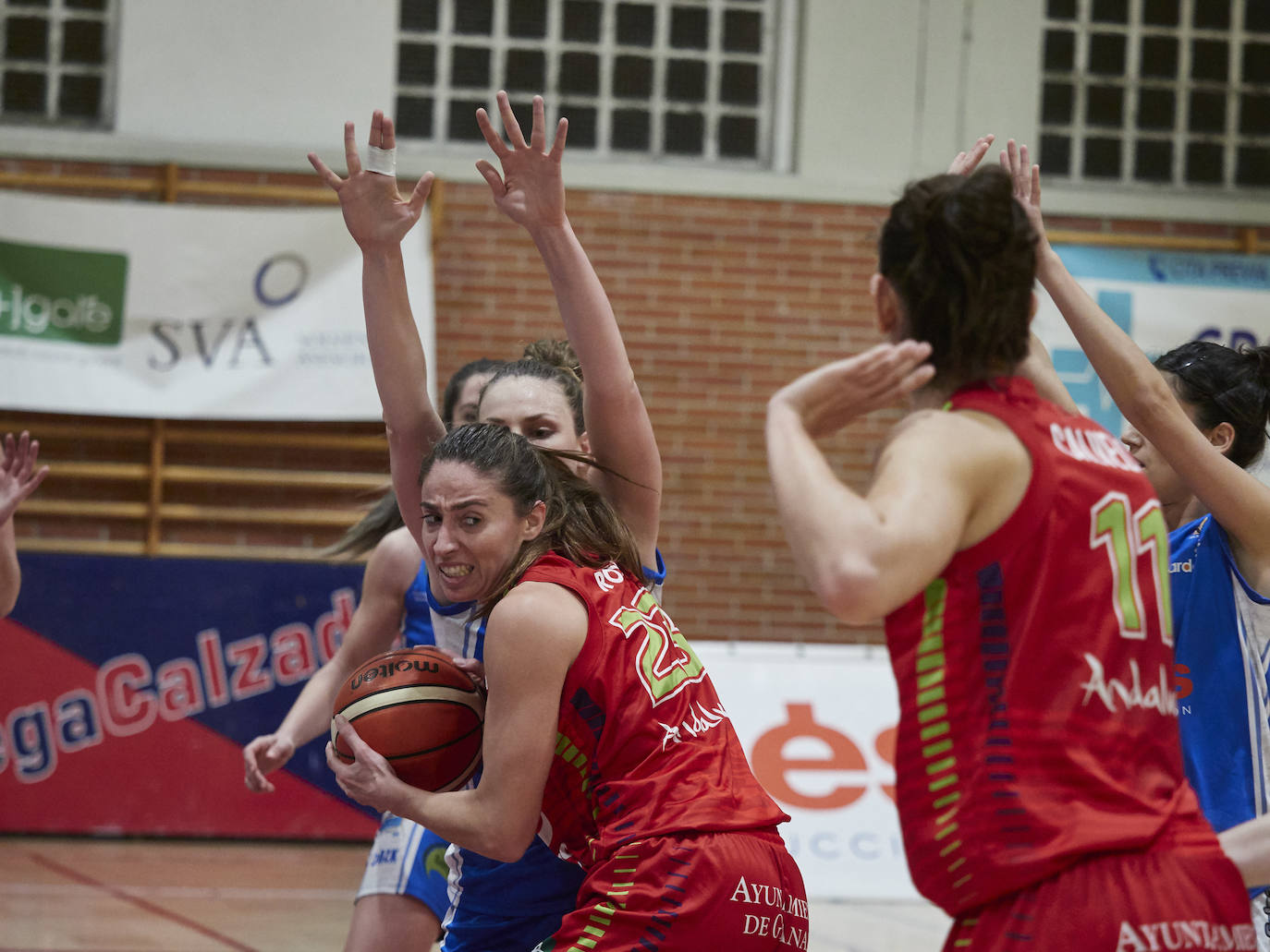 Royo defiende la posesión. 