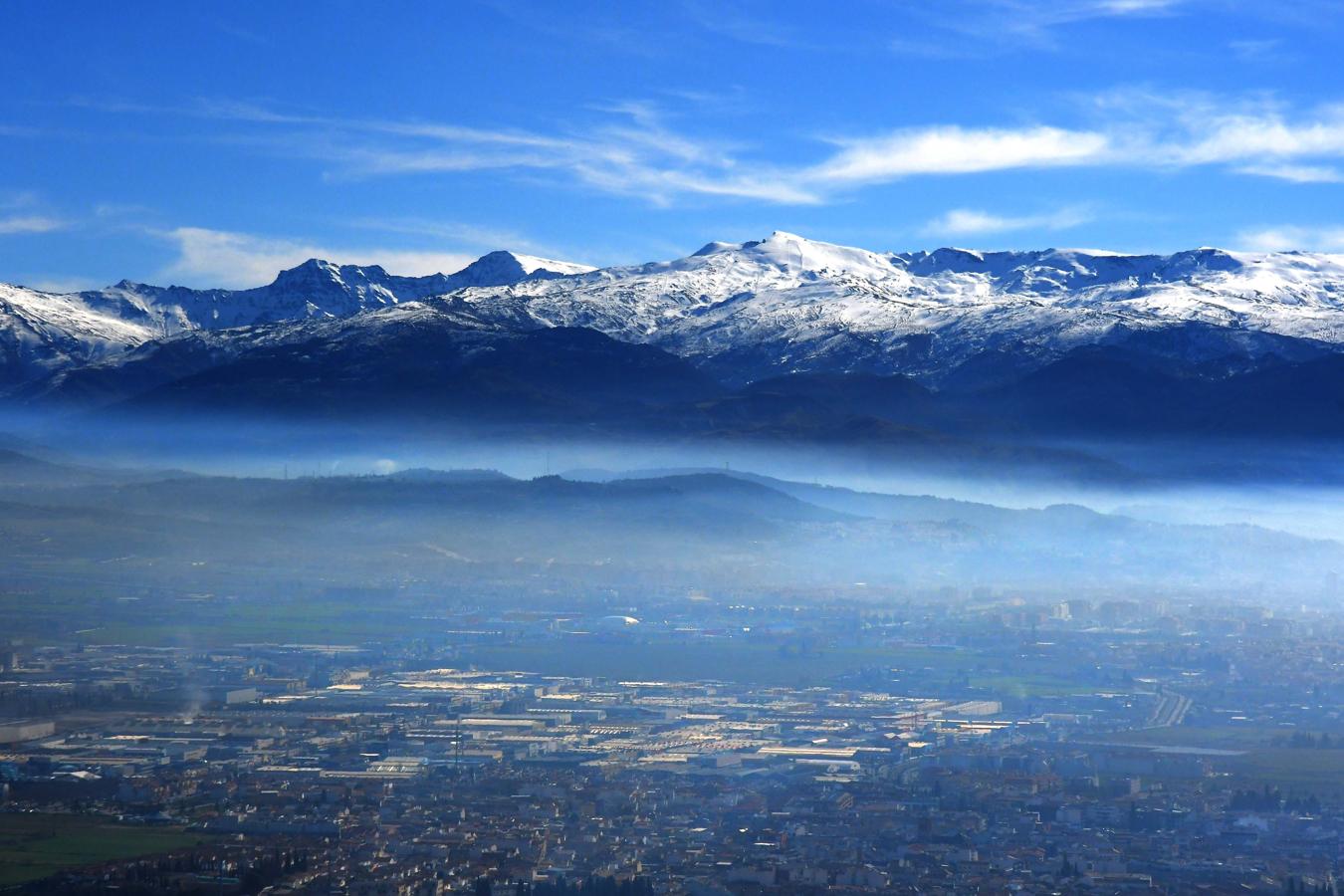 Sierra Nevada, altas cumbres, desde el torreón. Ruta hacia el Torreón de Albolote, en Sierra Elvira 