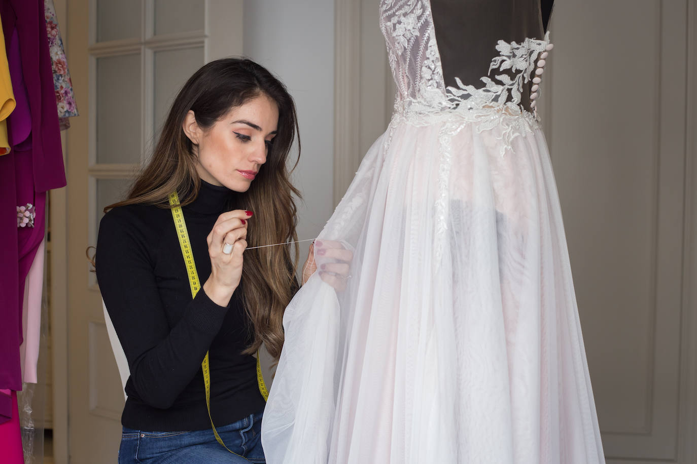 Claudina Mata, cosiendo uno de sus vestidos.