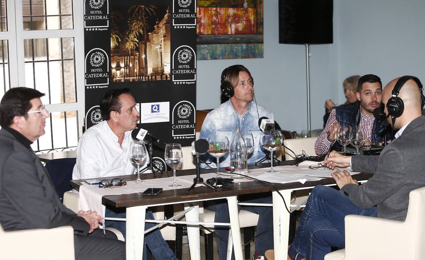 Los contertulios con José María Gutiérrez, durante el programa de UDA Radio. 