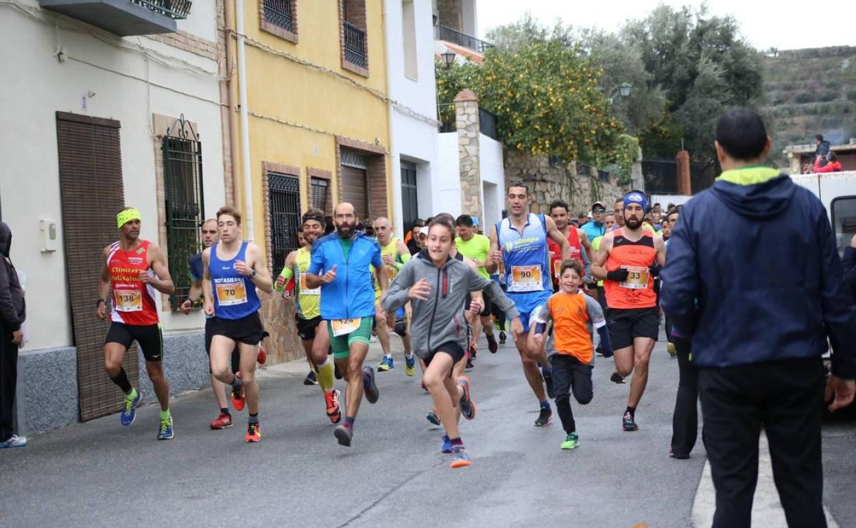 Salida de la carrera por las calles de Melegís, en una edición anterior.