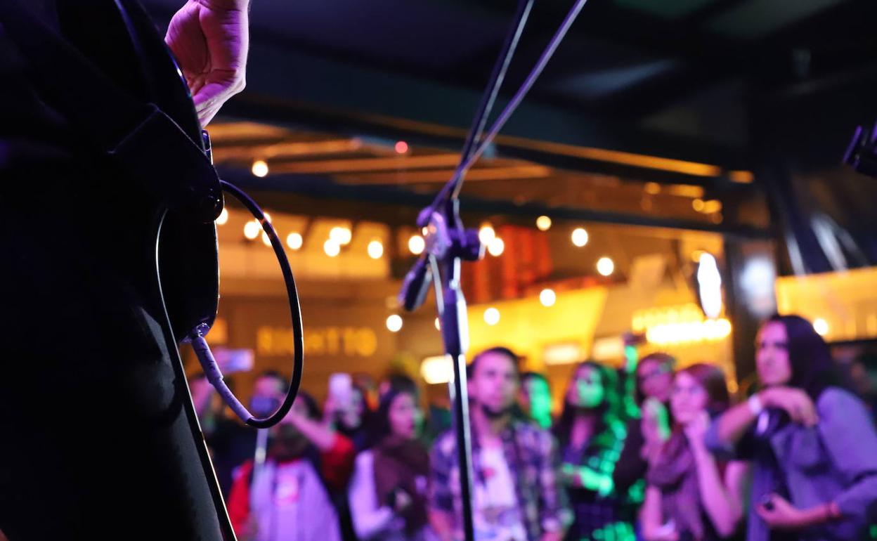 Un portero de discoteca mata a puñetazos a un cliente . 