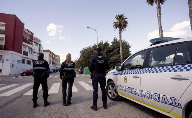 Agentes de la Policía Local de Salobreña, en el municipio. 