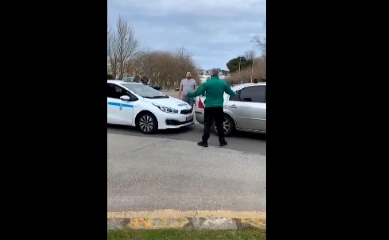 GTA en versión real | La surrealista pelea entre un taxista y un aficionado del Racing